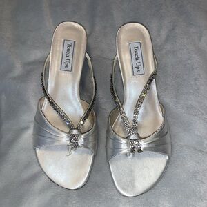 Touch Ups white satin thong kitten heel rhinestone strap size 9.5 Sandals bride